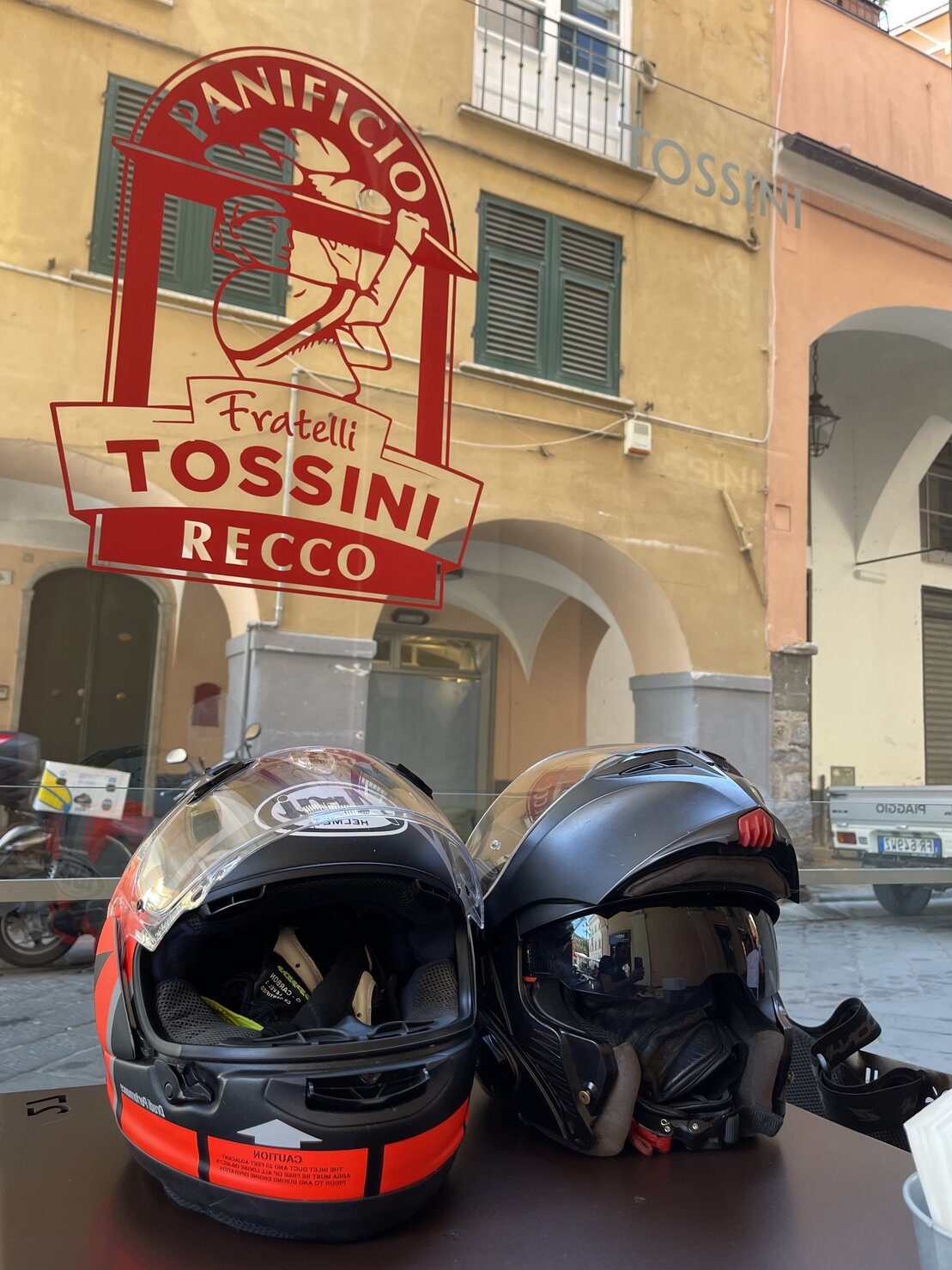 Moto in sosta con sfondo montano