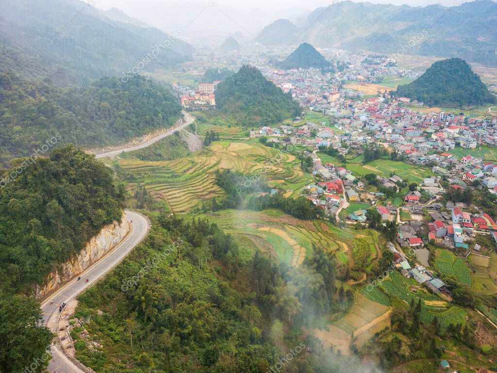 Motociclisti che percorrono una strada di campagna ricca di curve