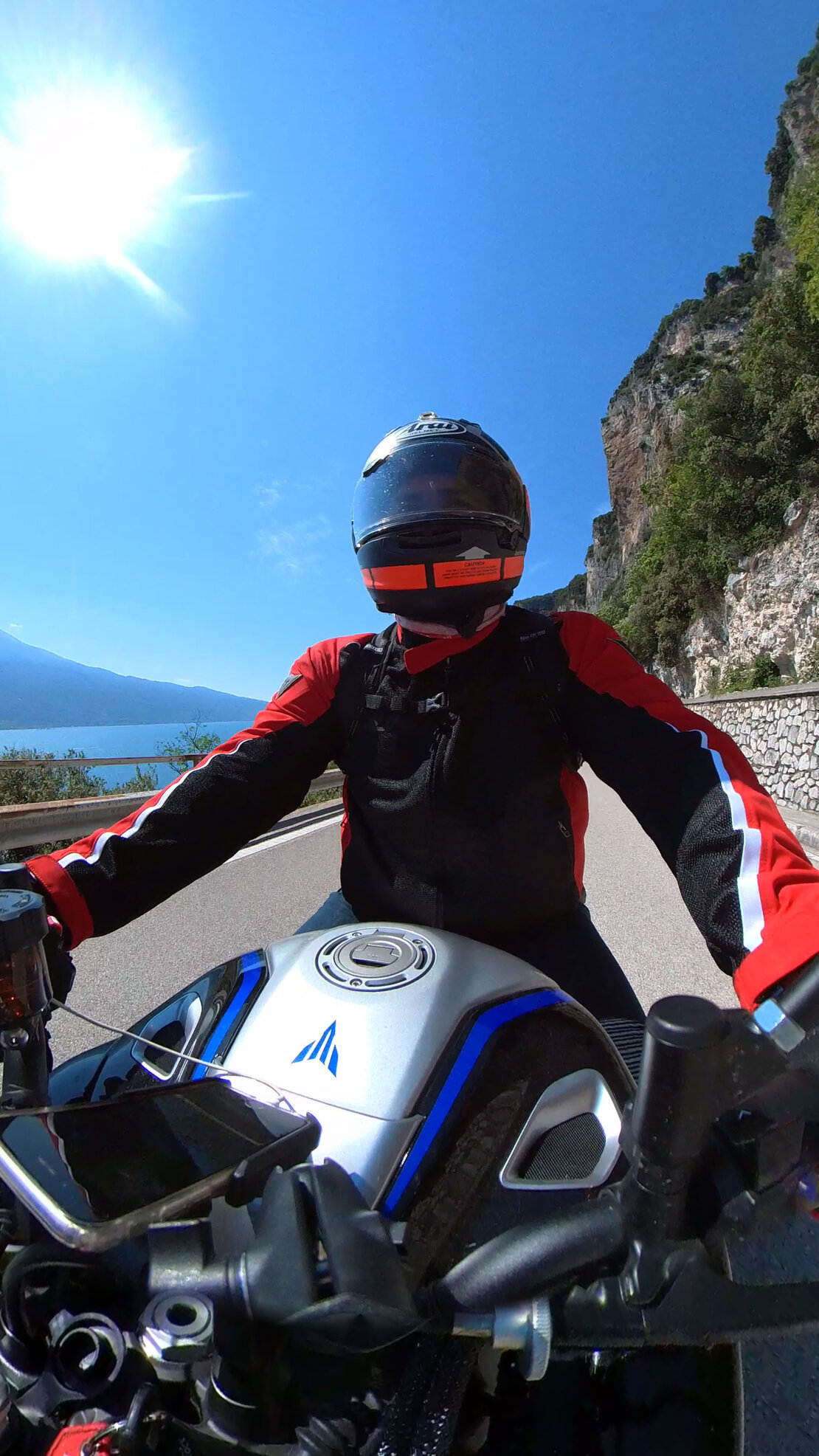 Moto parcheggiate vicino al mare al tramonto