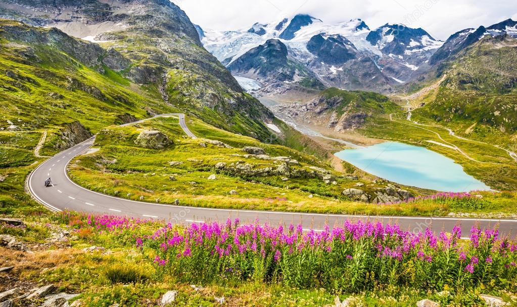 Strada di montagna con moto che salgono verso il passo
