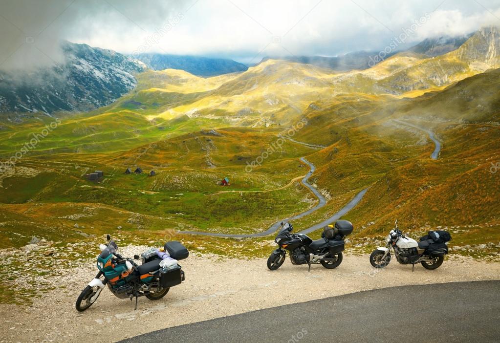 Vista panoramica su una valle con moto parcheggiate al belvedere